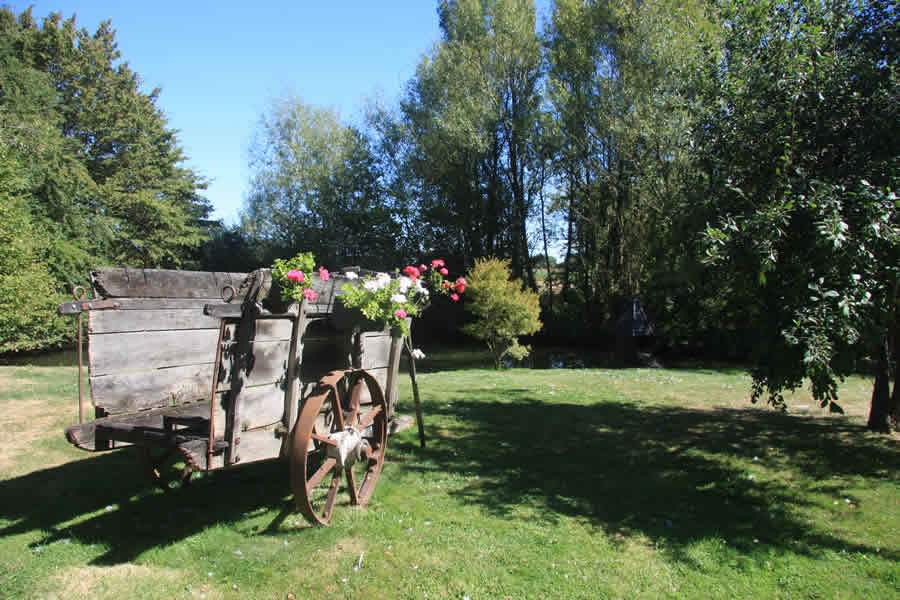 Old cart at Les Bouts de Ralle Chambre d'Hotes