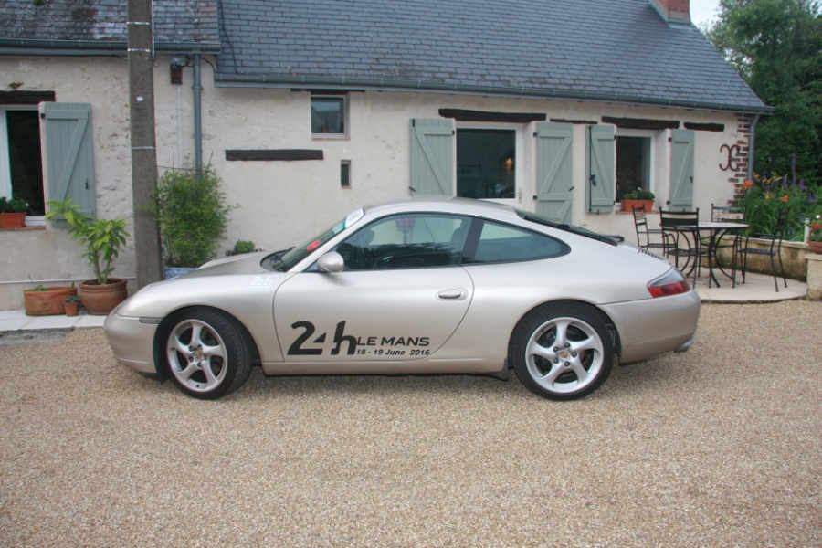 A Porche at Les Bouts de Ralle Chambre d'Hotes